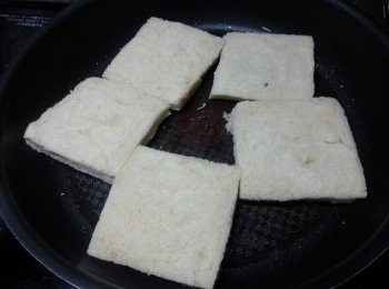 step7: 或加少許油用平底鑊煎熟蝦肉,再反轉再煎脆亦可