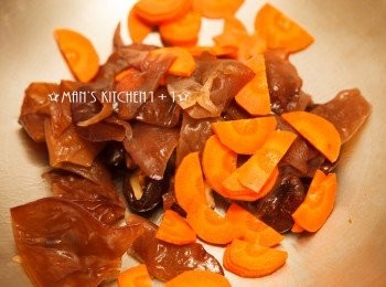 step2: 起油鍋，將香菇瀝乾後下鍋爆香後，加入黑木耳、紅蘿蔔拌炒。