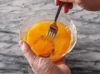 step2: 將低筋麵粉70g過篩備用。用叉子將蛋打散後備用。