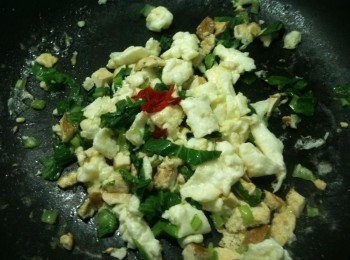 step9: 打開鍋蓋，關火，灑上黑胡椒、白胡椒、鹽和糖，再放入步驟2的辣椒碎，用筷子稍微攪拌均勻，上菜囉。