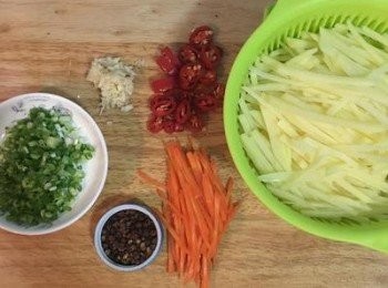 step2: 紅蘿蔔切絲；蒜切末；辣椒切圈狀、蔥用可飲用水洗淨後擦乾切花備用。