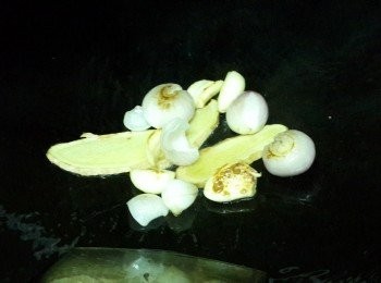 step3: 鑊洗淨，燒熱倒入1/2湯匙油燒熱，倒入薑片、乾蔥頭、蒜頭爆香