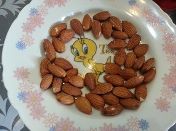 step2: 準備一對硬膠筷子。
快速加入美國杏仁