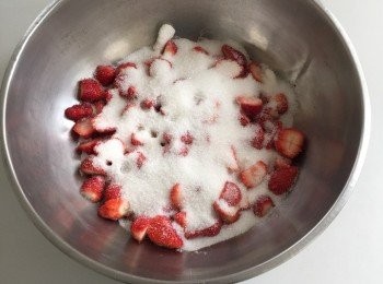 step6: 草莓表面水份風乾後，放上砂糖醃製1-2小時直到草莓出水