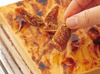 step33: 從烤模中取出巴巴露亞。放上裝飾巧克力片、美國核桃、無花果果乾和開心果等 加以裝飾。