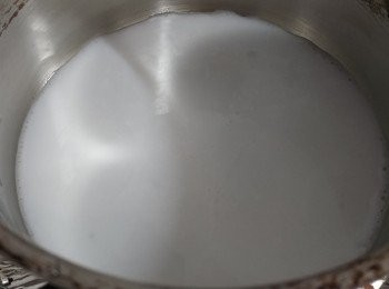 step2: 椰漿半份加糖煮熱 (細火) 至糖溶化便可