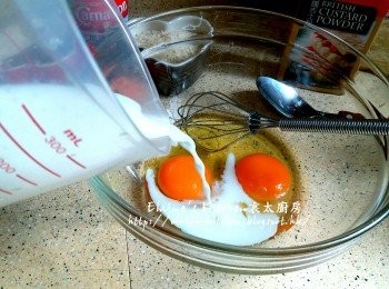 step5: 將餘下2隻雞蛋打入大碗內 , 加入1湯匙糖 , 80ml牛奶拌勻