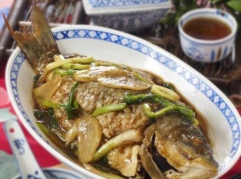 step5: 把鑊裏的醬汁用少許生粉勾薄芡，連薑蔥淋在魚上即成。