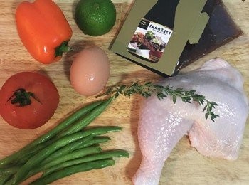 step1: 烤箱預熱到170度 ;美生菜用可飲用水洗淨後冷藏備用; 蕃茄,四季豆,甜椒洗淨瀝乾備用;蒜頭拍扁;