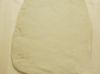 step5: 一個小時後，將麵糰拿出，擀成50×20cm的長方形