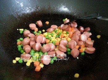 step7: 將炒過飯的鑊清洗抹乾後加少許油燒熱 , 放入腸仔及雜豆拌勻炒香