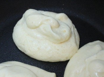 step7: 在不粘鍋上抹上一層薄薄的油，小火預熱2分鐘，加入麵糊。