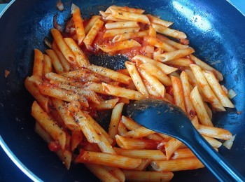 step8: 加Divella長通粉及少許黑椒&糖