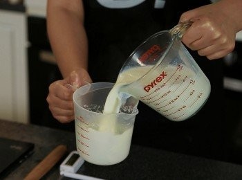 step4: 將滾熱既奶待涼略為降溫至75-85度之間