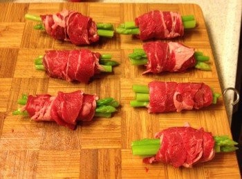 step3: 牛肉平鋪，把蘆荀放在一邊，慢慢卷起來