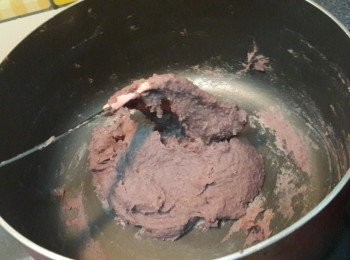 step8: 期間不停翻炒，炒至紅豆蓉乾身即可（大概炒佐6分鐘）