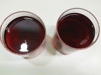 step3: 將溶解好的葡萄汁倒進杯子放進冰箱讓它凝固.