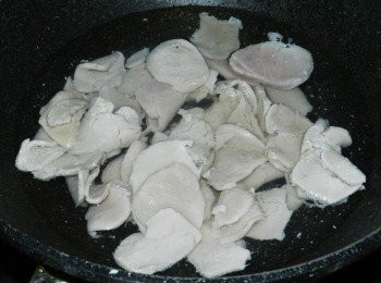 step1: 里肌肉先過熱水後洗淨