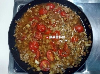 step8: 倒入水，灑鹽，煮滾後，蓋鍋蓋，轉小火，熬煮15分鐘即可。