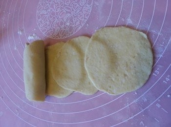 step5: 再慢慢的捲上其餘5塊麵團