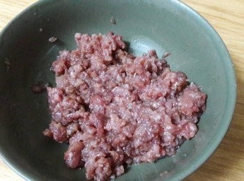 step2: 跳起後加入已調味的牛肉碎 , 拌勻後 , 外鍋再加入2杯水再煮一次