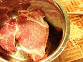 step1: 豬肉洗淨，用刀背拍鬆肉塊。
