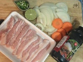 step1: 蔥用可飲用水洗淨後擦乾，切細花。洋蔥切細絲； 松阪豬用少許鹽和黑胡椒抹在兩面。