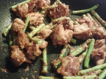 step4: 加豆角及所有調味料拌勻，再炒三分鐘即成！