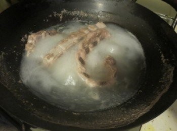 step2: 如果怕猪肉腥味，可先去腥味再煮，方法如下；
：排骨买回来后放在水笼头下慢慢冲洗，大致需15分钟，这样能去除一部分血腥味。
：排骨洗干净后，放入清水里净泡30分钟，中途需翻动几次。这时可以看到

                      清水渐渐变成红，排骨里的血水泡出来，排骨的颜色逐渐变白。

：锅里放入适量的水，加入姜片和料酒，放入排骨不盖盖煮3-5分钟

中途需翻动。这时可以看到排骨的表面和骨头里有浮沫溢出，这些浮沫也是腥源。 

：焯过水的排骨用清水冲干净表面的浮沫，这时排骨变得鲜香无异味。
