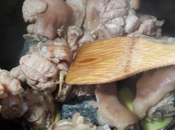 step4: 加入豬手炒勻