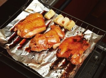 step5: 依照步驟4的要訣反覆塗上3、4次<span class="group_2">醬汁</span>，烤至雞肉內部熟透。一開始<span class="group_2">醬汁</span>較不易吸入表皮，但隨著肉質慢慢變熟，會越來越容易滲入。