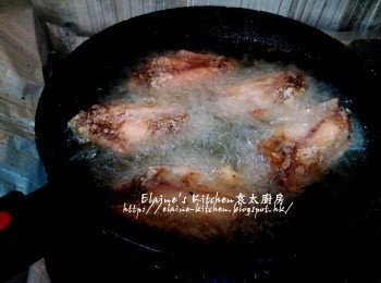 step6: 放入油鑊中先用慢火半煎炸方式 , 慢慢炸至一面微黃色