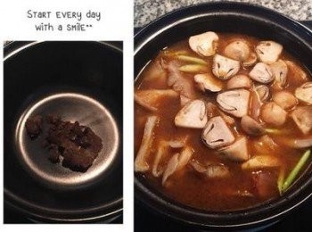 step3: 另一湯鍋中放入冬蔭功醬，接著把蝦殼濾掉將高湯倒入湯鍋中與冬蔭功醬混勻，挑出薑片和紅蔥頭放入湯裡繼續煮。並放入香茅、辣椒、草菇、秀珍菇ㄧ起煮滾。（如有要放雞肉者可以現在放）