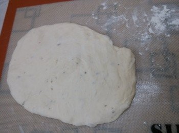 step8: 用麵棍推展成一塊厚度約1cm的薄麵片，放上已鋪放牛油紙的焗盤上。