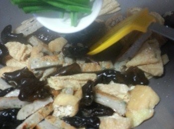 step9: 加入蔥段炒勻即可