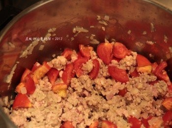 step5: 然後把番茄丁丟入鍋裡一起拌炒（比較講究一點的人可以先穿燙去皮）