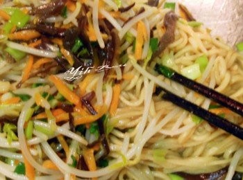 step6: 將燙好的黃麵和生豆芽拌入4步驟炒好的菜料中再燜一下