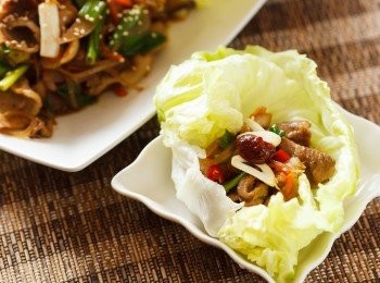 step7: 將韓式燒肉夾入菜中，再依照個人的喜好加入蒜片、辣椒、韓式辣醬...(白飯、年糕、泡菜)等等。是不是相當豐富的一道菜，下次Party別忘了這道菜~ 相信大家一定都會很喜歡。