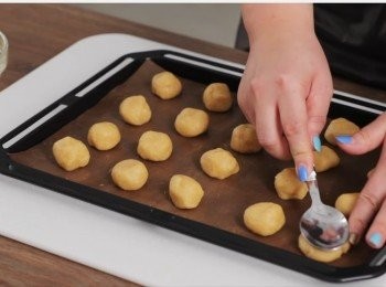 step4: 用湯匙輕力壓平