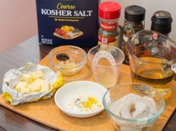 step1: 因為蝦很快會熟而且避免煮過頭，先預備好所有材料在手邊。如用鮮蝦需要去蝦殼和挑走蝦腸。新鮮檸檬洗乾淨刨出檸檬皮屑後切開榨出需要的檸檬汁。蒜頭去衣去頭壓成蓉。牛油切粒備用。另外先煮一鍋沸水，加入適量鹽令水有鹹味，計算好時間下意粉煮至比包裝所示時間少約 3 分鐘