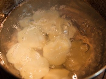 step1: 將馬鈴薯切成約2mm厚度的片狀後，丟入滾水中煮2~3分鐘後撈起。