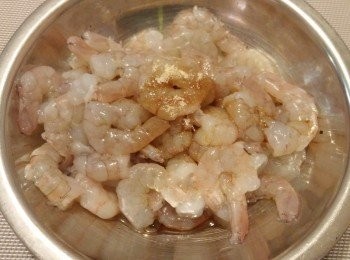 step4: 蝦仁沖過，加入少許糖，鹽，
胡椒粉及2茶匙玫瑰露酒。
(加酒會令到啲蝦爽口同滑啲)。