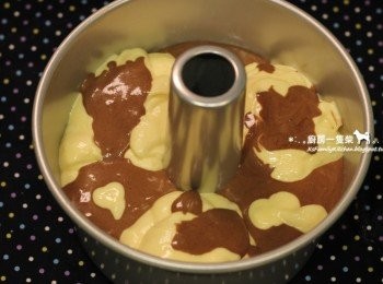 step10: 完成的雙色麵糊交錯倒入蛋糕模中，再以竹籤或薄片抹刀隨性劃過勾勒形狀。