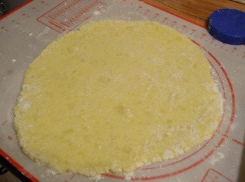 step4: 將麵糰放在工作台上，撒些許麵粉，然後擀成約0.6-0.7cm 厚的薄片。