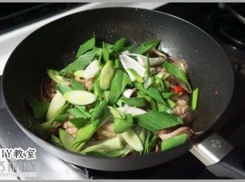 step8: 5.最後將蒜苗切段下鍋，拌炒至蒜苗變軟、顏色變深之後即可起鍋盛盤。