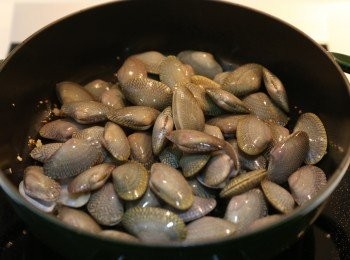 step2: 加入蜆炒至蜆開口