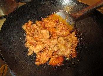 step6: 将脆猪扒塊放进去捞匀酱汁，取出，放上已炸香的蒜米既可。