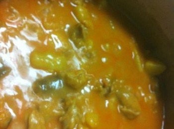 step5: 再將薯仔加入，待水滾及收乾至適當情度加入鹽調味。