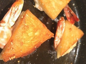 step7: 當麵包底部炸到脆身後, 反轉炸蝦身。