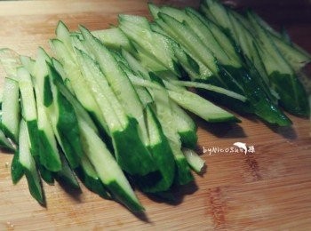 step1: 黃瓜切絲. 紅蘿蔔切絲.蒸熟備用